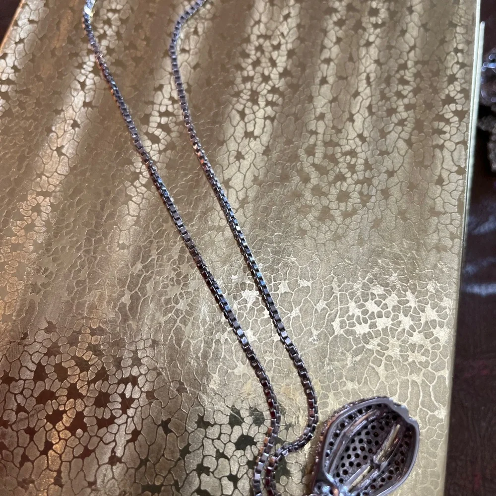 Gorgeous and elegant cubic zirconia 2 tone oave pendant with box link chain - Picture 6 of 8